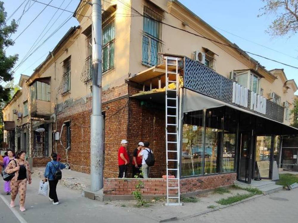 Пристройку по Манаса снесли, а часть по Московской оставили. Фото бишкекчанки