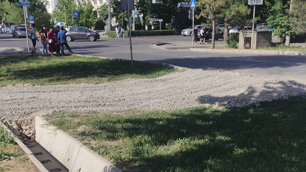 Стройка на месте кафе «Таксим»: Газон засыпан камнями, а тротуар - песком. Фото горожанина