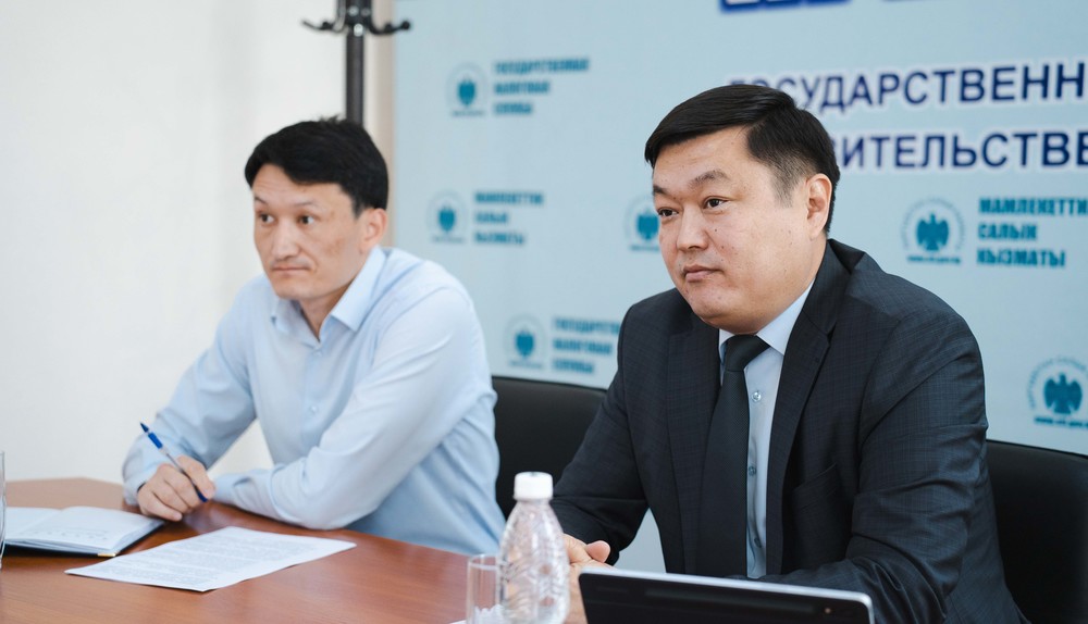 зампред ГНС Нурлан Умтулов (справа)