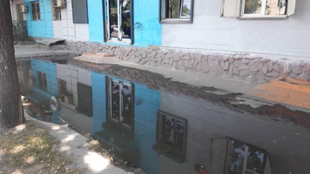 На проспекте Чуй вода из арыка затопила тротуар. Фото и видео