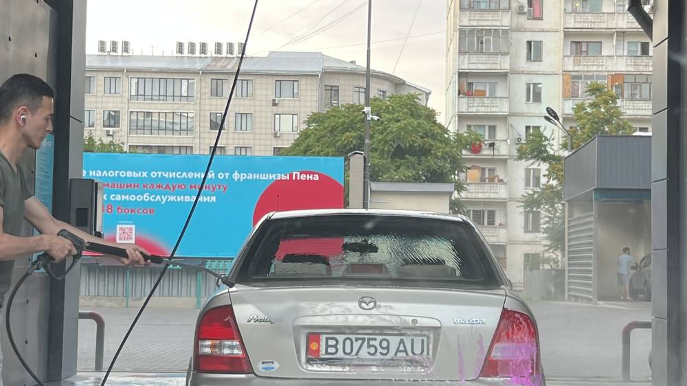В микрорайонах нет воды, а автомойки работают. Видео