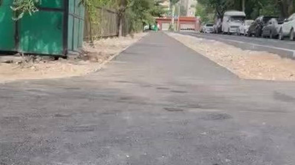 Почему тротуар на Сыдыкова не проложили до конца? Видео горожанина