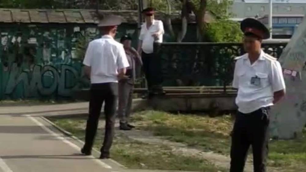 Горожанам не дают пройти по мосту на Айтматова из-за визита эмира Катара. Видео