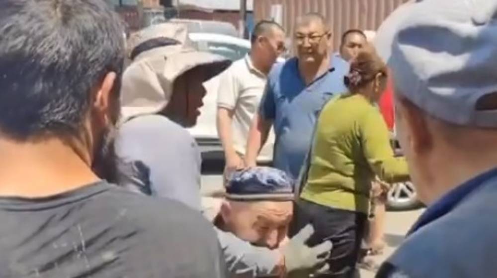 Несколько мужчин устроили драку на «Дордое». Видео