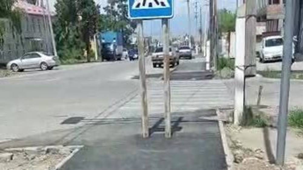 В Караколе новый тротуар проложили вокруг столба и стойки светофора. Видео