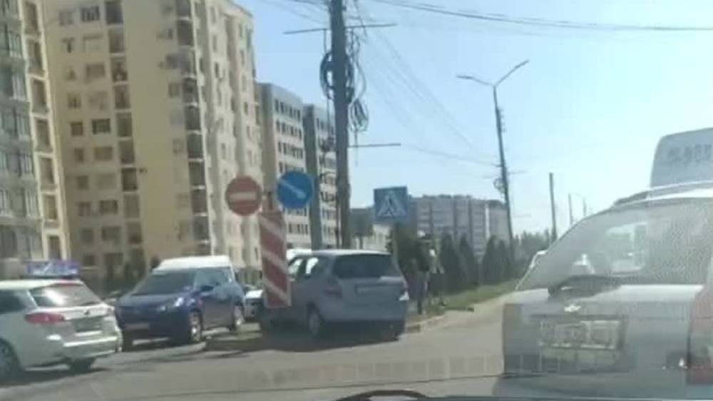 На Южной магистрали столкнулись две машины. Видео