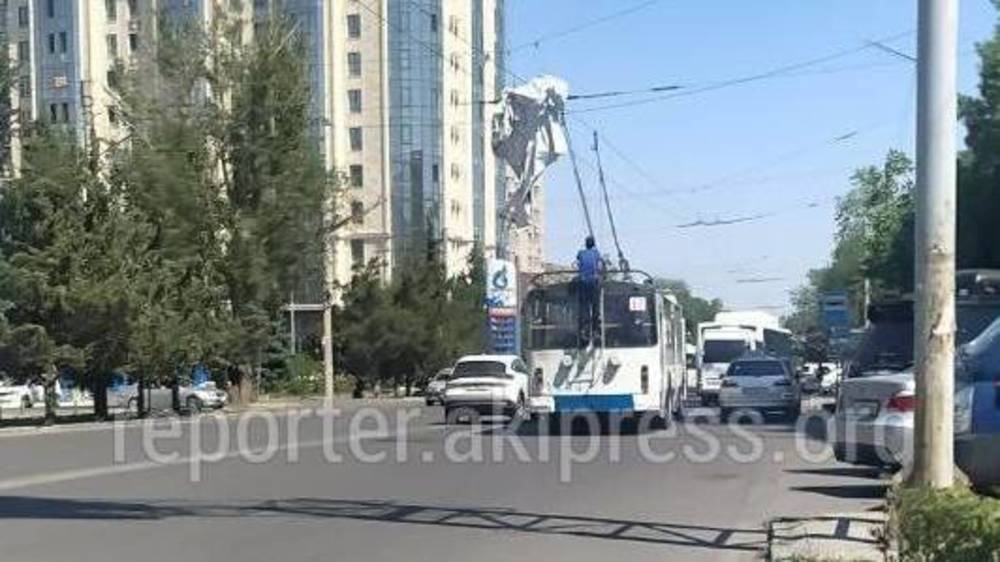 На Сухэ-Батора убрали баннер, который упал на троллейбусные провода