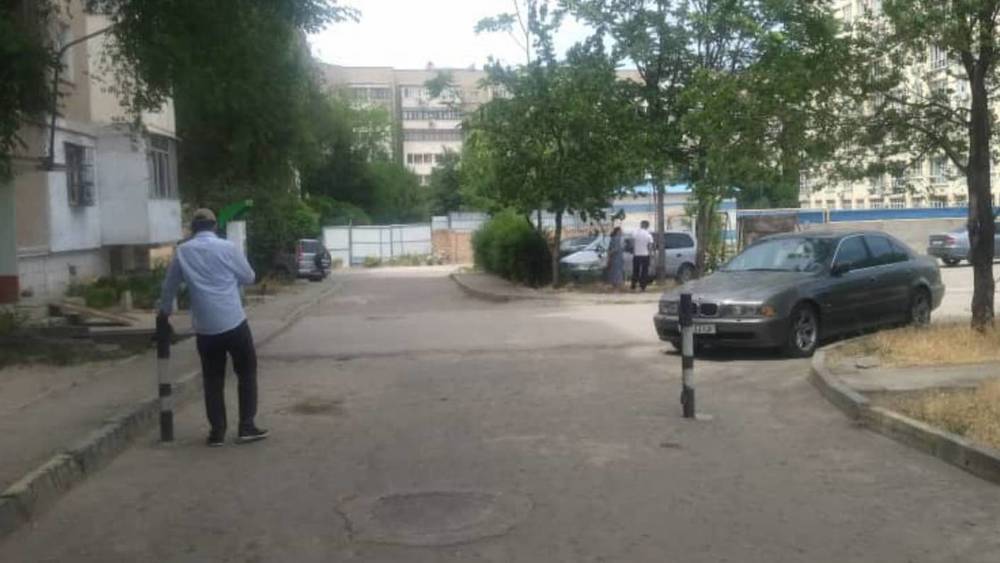 Шлагбаум во дворе дома в Кок-Жаре демонтировали. Фото мэрии
