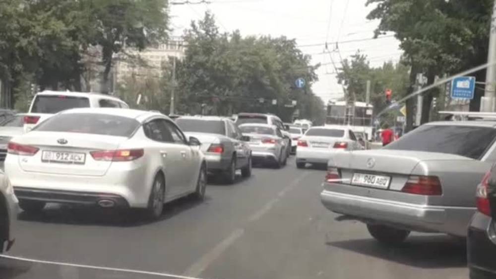 На Моссовете вода из арыка топит дорогу. Видео