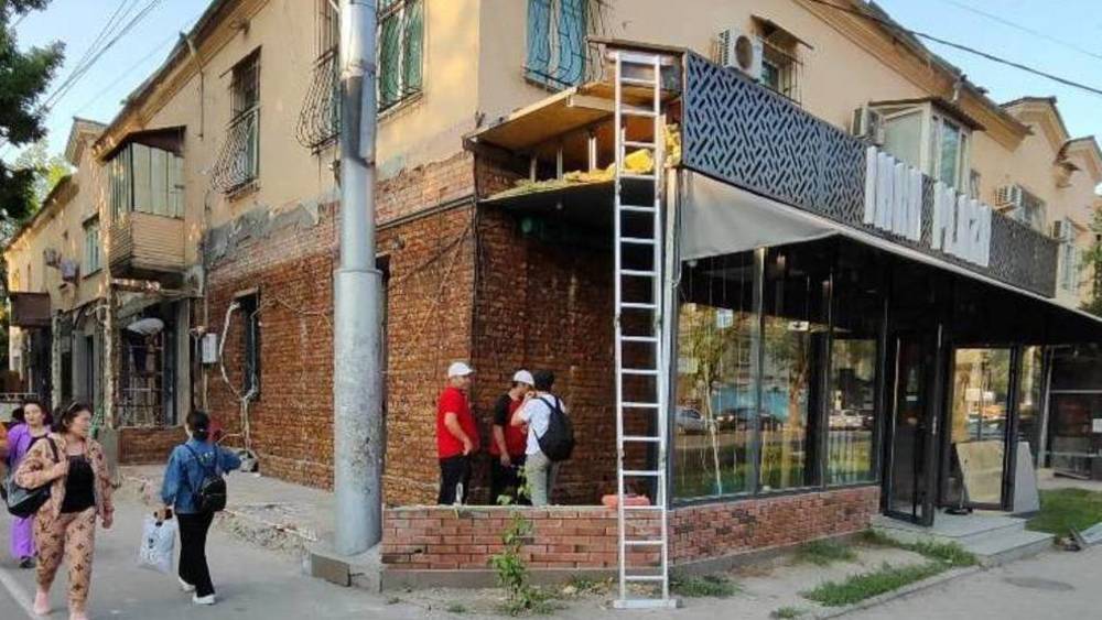 Почему пристройку по Манаса снесли, а часть по Московской оставили? Ответ мэрии