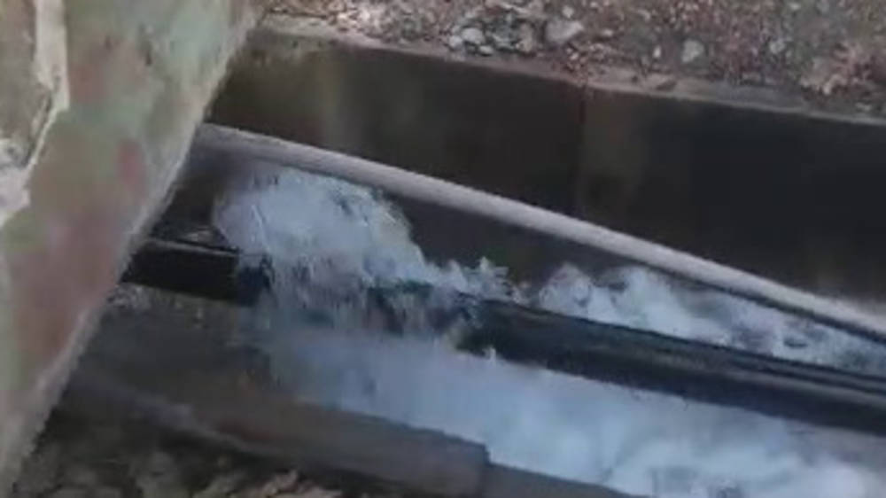 На Гоголя питьевая вода течет в арык. Видео горожанина