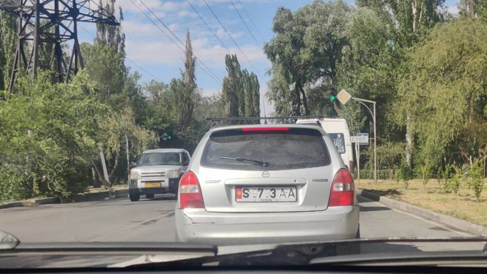 У «Мазды» не видно цифр на госномере. Фото
