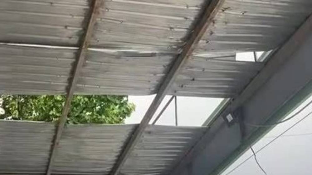 В Асанбае из-за ветра может отлететь кровля остановки. Видео