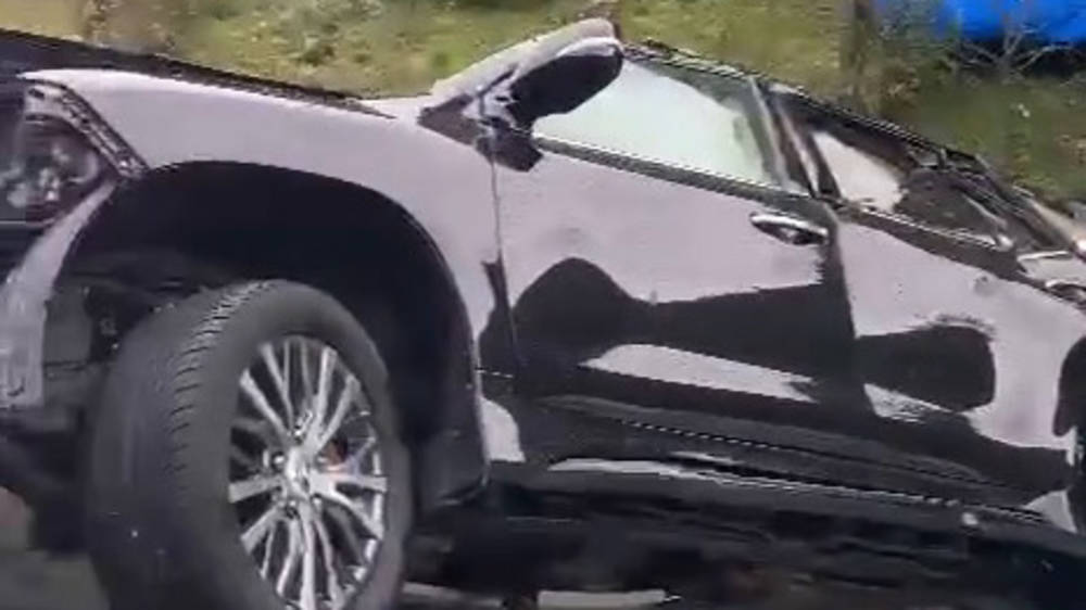 В Аламединском ущелье Lexus LX 570 с российскими номерами слетел в овраг и упал в реку. Видео с места ДТП