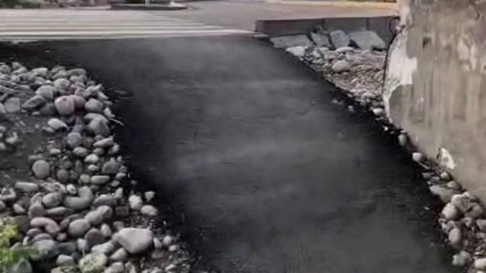 На новом съезде на Льва Толстого слишком крутой наклон тротуара. Видео горожанина