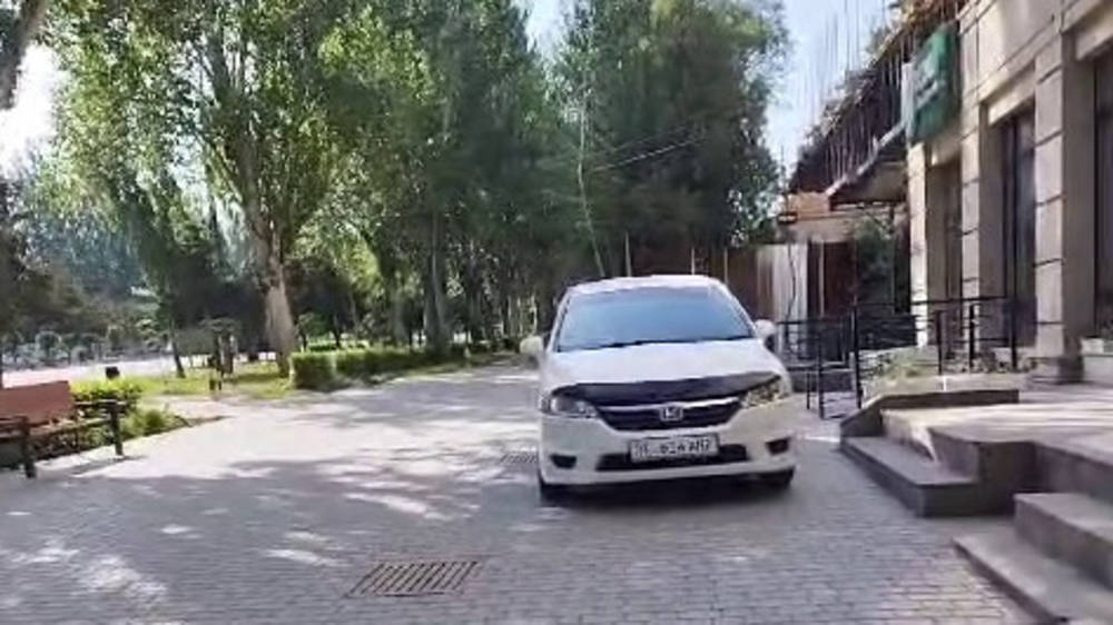 Легковушку припарковали на тротуаре. Видео
