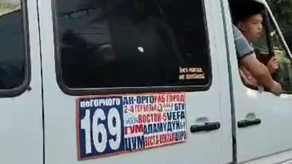 Маршрутка №169 едет с плохо закрытой дверью. Видео