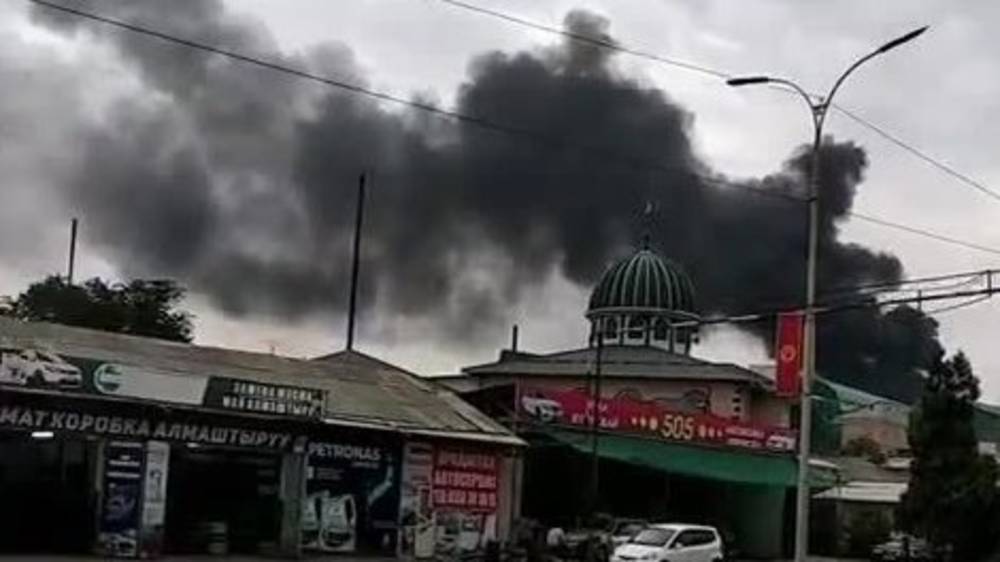 В Оше горит нефтебаза. Видео