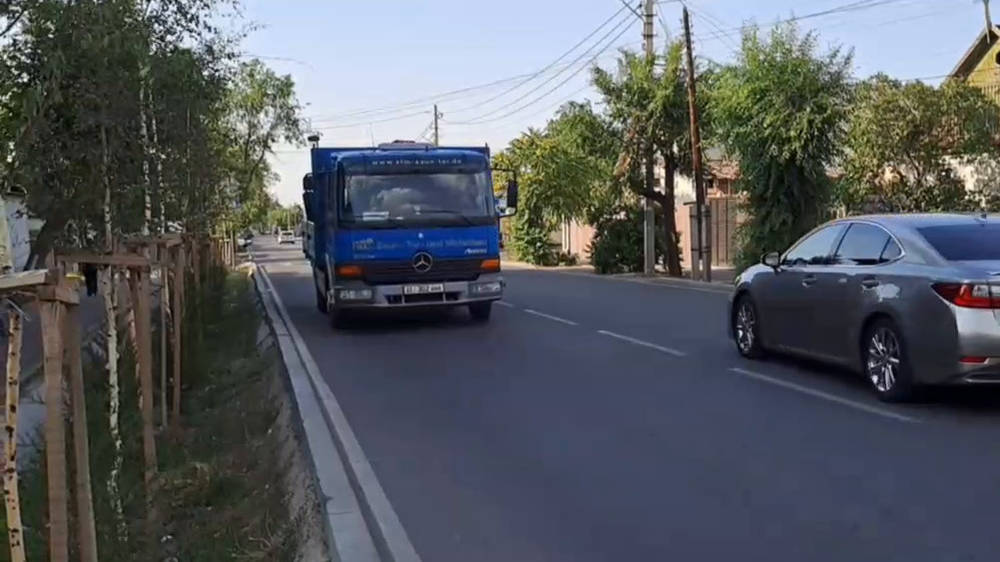 Грузовик «Мерседес» едет против шерсти. Видео и фото