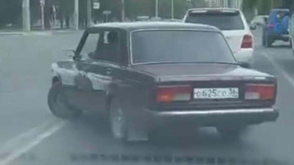 «Жигули» с российскими номерами разворачивается через двойную сплошную. Видео