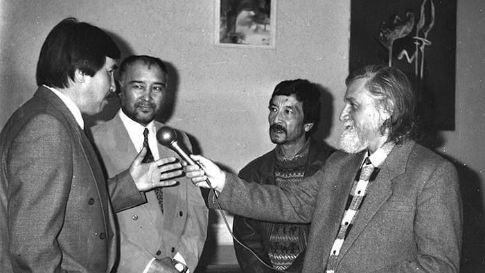 Михаил Дудников держит в руках микрофон