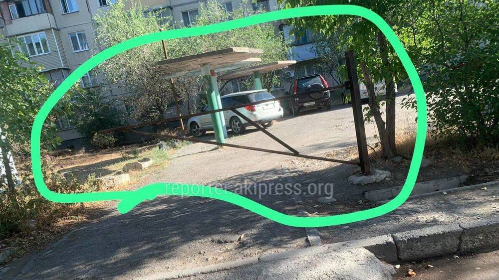 Шлагбаум во дворе дома в 10 мкр подлежит демонтажу, - мэрия
