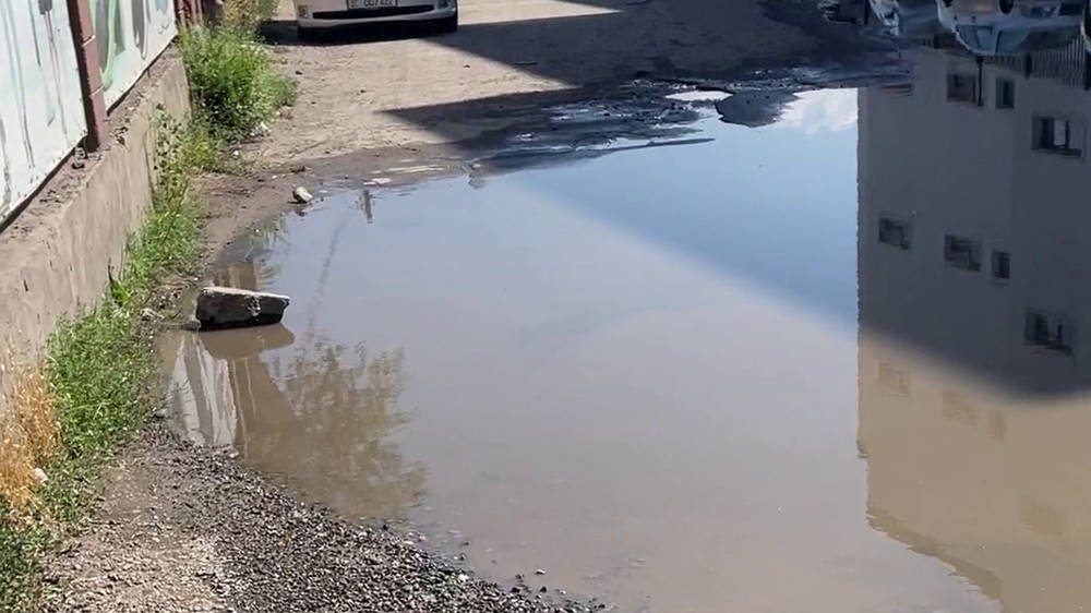 На «шлагбауме» образовалась лужа из питьевой воды. Видео