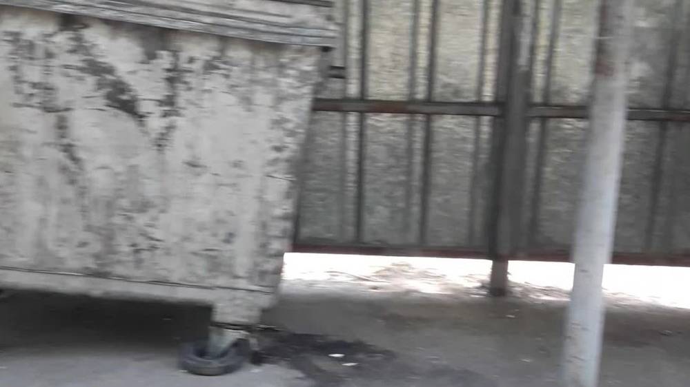 На мусорной площадке в 3 мкр мало баков, все в ужасном состоянии. Видео