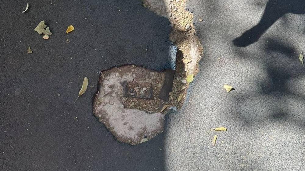 На детской площадке на бульваре Эркиндик из покрытия торчит железо. Фото