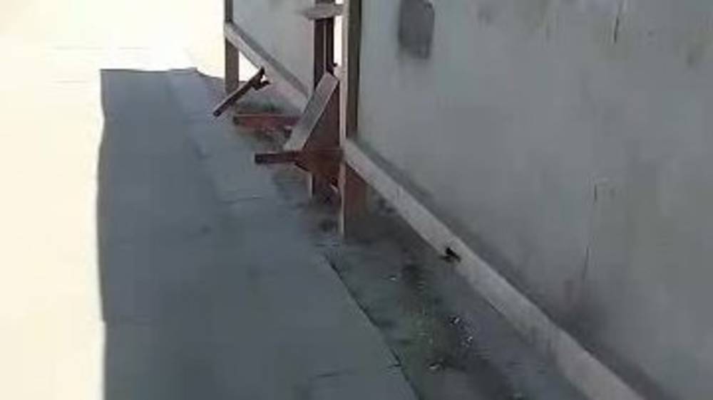 В жилмассиве Ак-Тилек нет скамейки на остановке. Видео