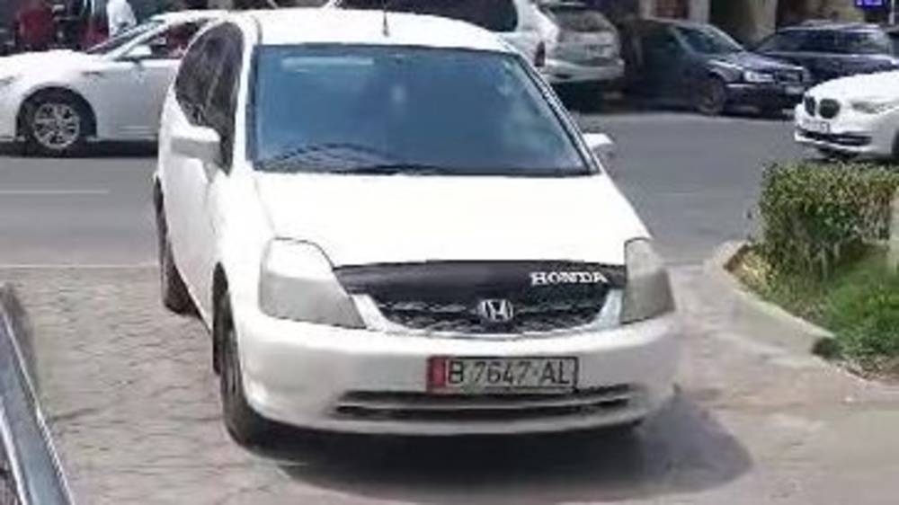 «Хонду» припарковали, заблокировав въезд во двор. Видео
