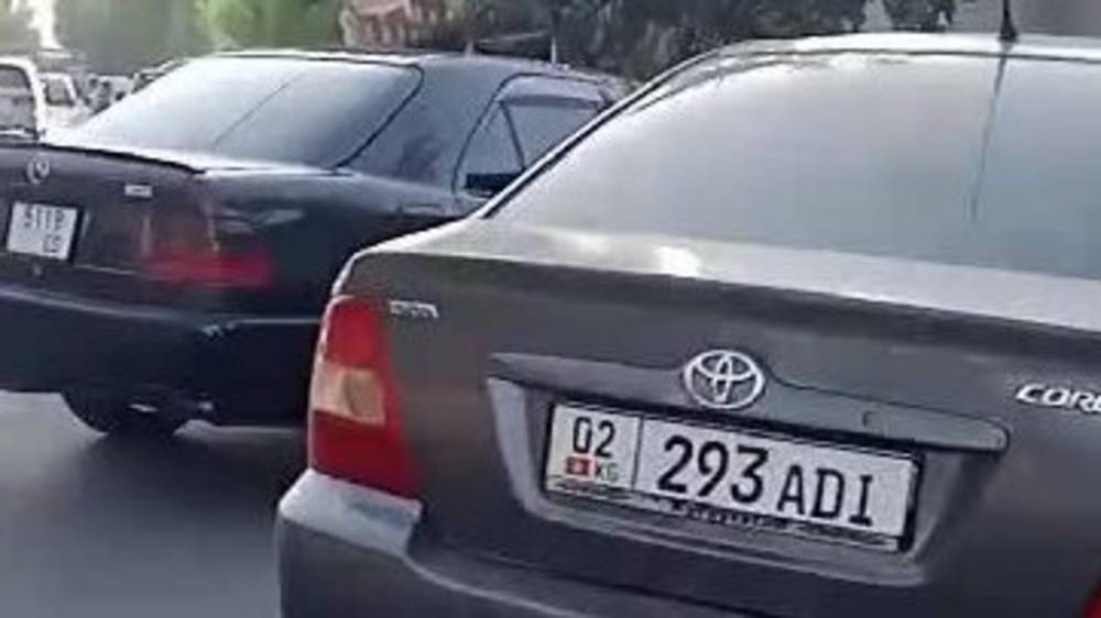 В Оше водители не знают, что нельзя парковаться на пешеходном переходе. Видео горожанин