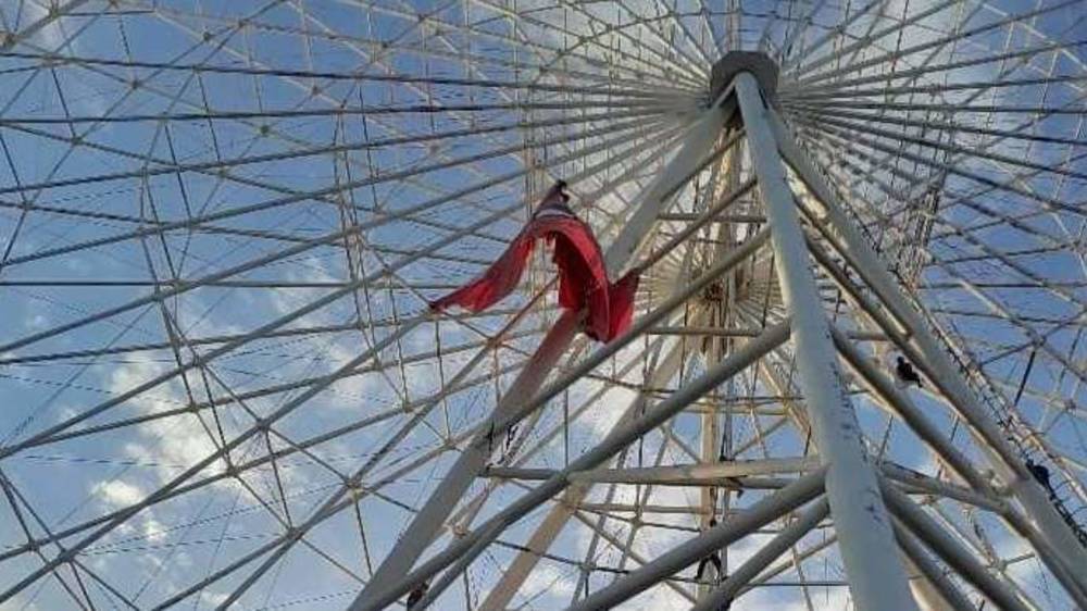 Два человека на парашюте врезались в колесо обозрения на пляже в Бостери. Видео