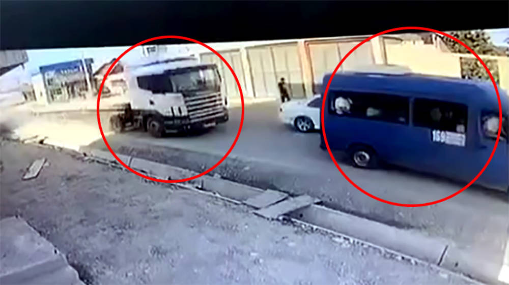В Ак-Ордо-3 фура врезалась в маршрутку, которая набирала пассажиров. Видео