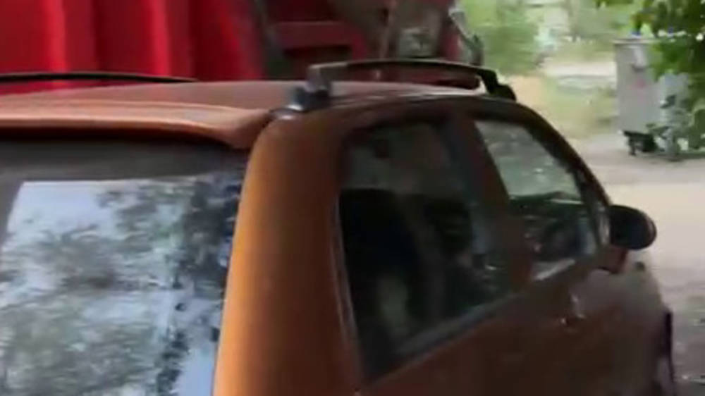 Мусоровоз не может подъехать к бакам из-за припаркованных авто. Видео