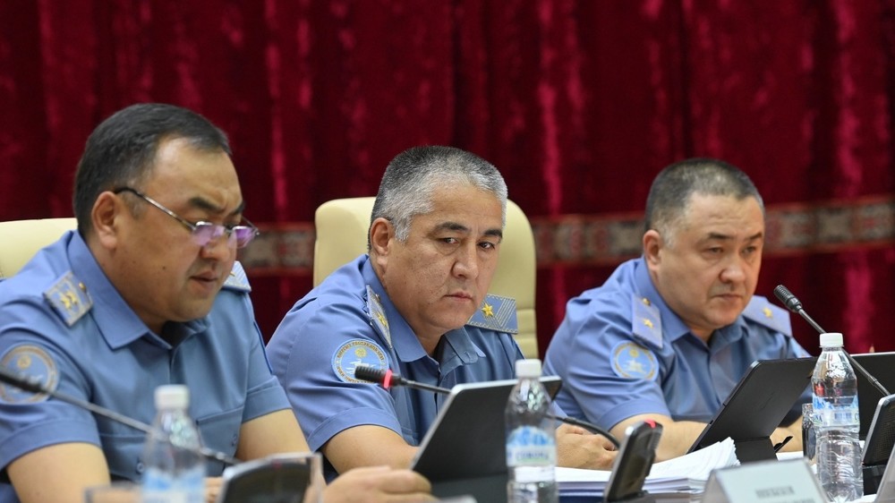 Слева направо: Улан Ниязбеков и его заместители Нурбек Абдиев, Суюнбек Ниязбеков