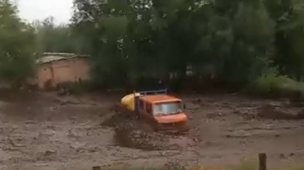 Селевые потоки в Тюпском районе сдвинули грузовик. Видео жителя