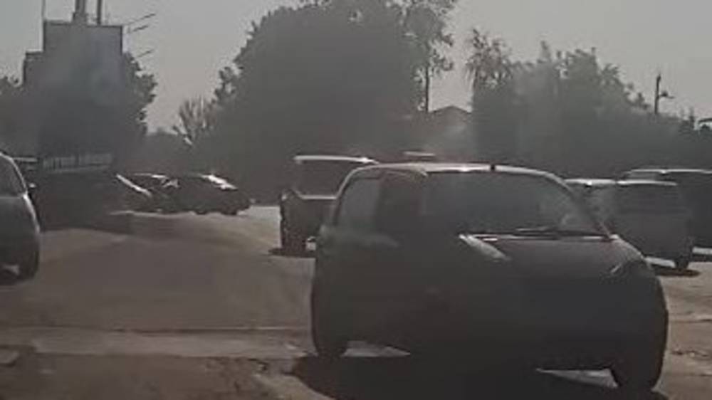 В Оше загорелась «Дэу», потушить помог проезжающий мимо водовоз. Видео очевидца