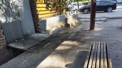 Остановка в 6 мкр залита пищевыми отходами, - горожанин