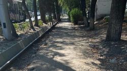 Тротуар по Абдрахманова раскопали и не сделали, люди ходят по дороге. Фото
