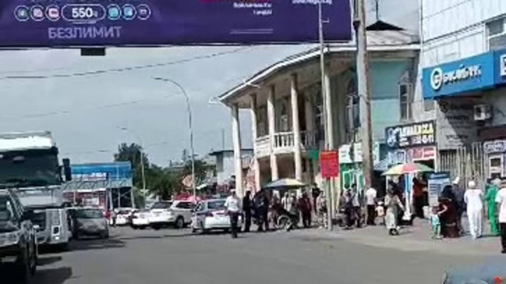 Огромная пробка в Узгене, рядом стоят милиционеры. Видео горожанина