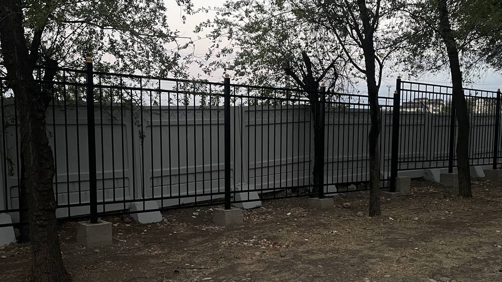 На участке вдоль проспекта Айтматова святят двойные ворота. Зачем? - горожанин