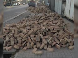 На тротуар на улице Саадаева вывалили кирпичи, что мешает проходу, - горожанка