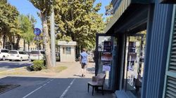 Открытая дверь кафе Bellagio наполовину уменьшает ширину тротуара, - горожанин