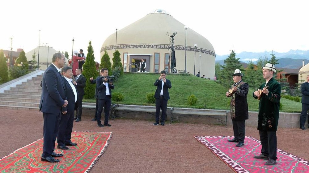 Перед гостями выступили комузисты