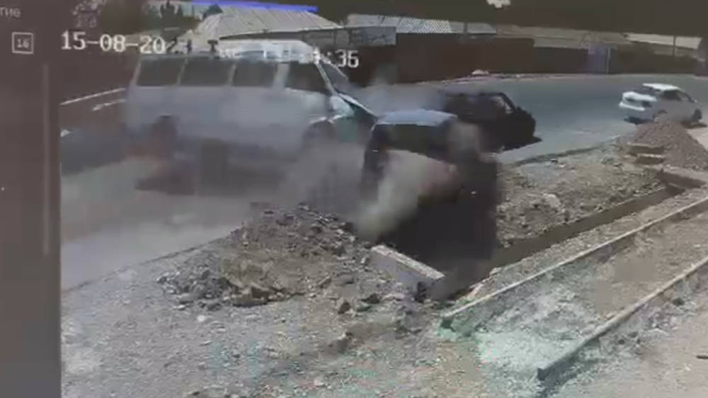 В Кочкор-Ате перевернулся бус. Момент аварии попал на видео