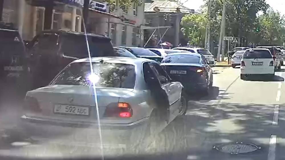 Горожанин пресёк попытку похищения девушки. Видео