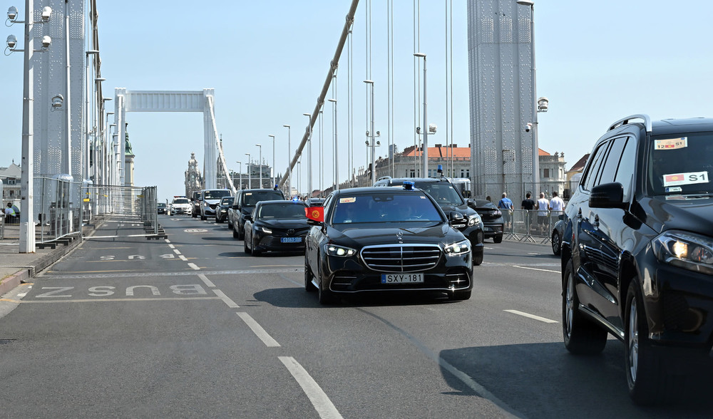С.Жапаровдун Венгриядагы кортежи