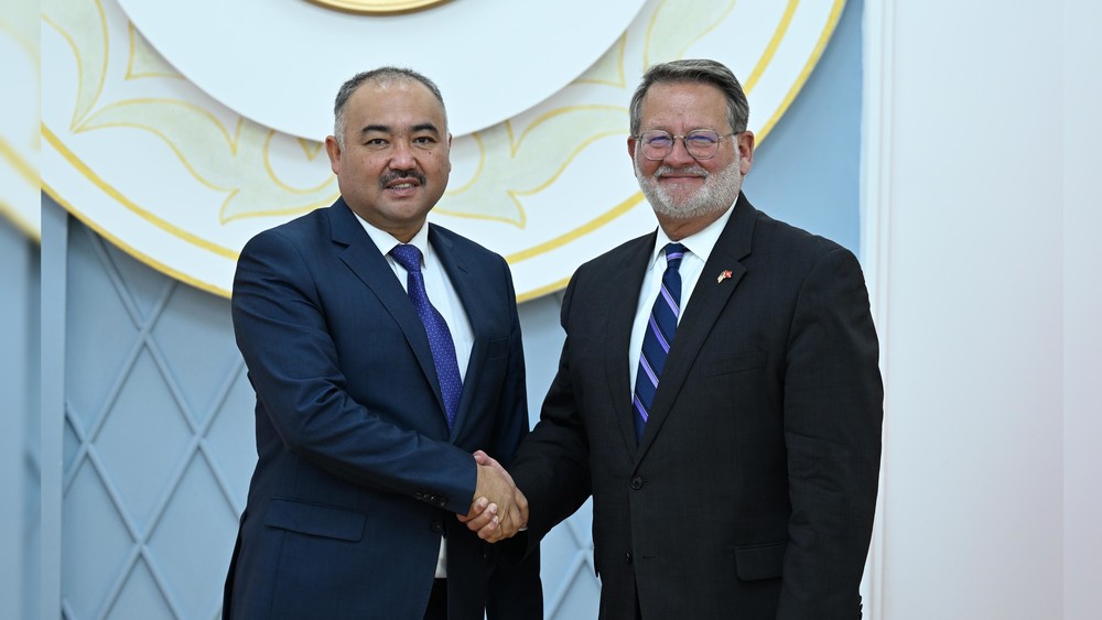 Төрага Нурлан Шакиев менен сенатор Гэри Питерс