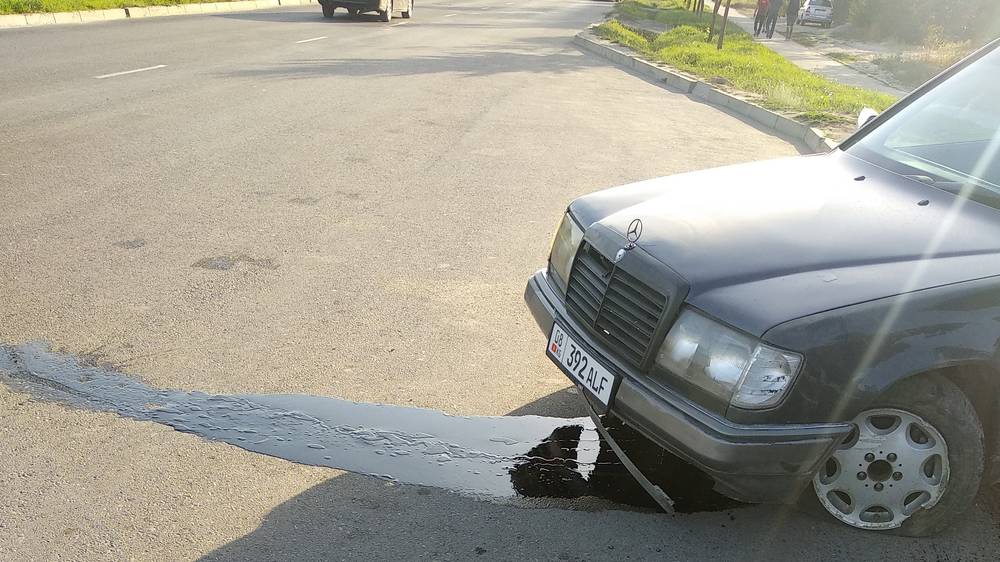 ДТП на Южной магистрали: «Мерседес» отлетел на остановку, снеся скамейку и дорожный знак. Фото горожанина